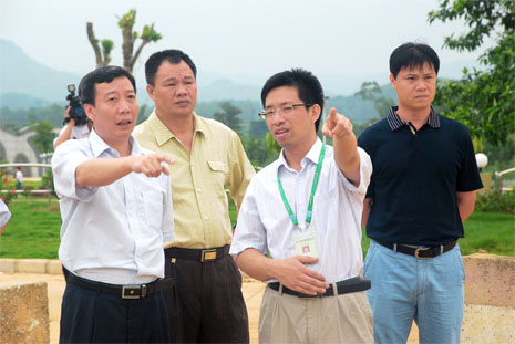 謝迺堂（左一）對(duì)湘桂循環(huán)經(jīng)濟(jì)產(chǎn)業(yè)園建設(shè)提出意見和建議。