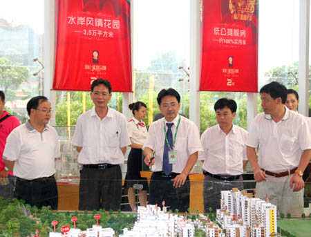 崇左市政協(xié)副主席、市工商聯(lián)主席玉如鋒（右四）一行聽取房地產(chǎn)公司匯報(bào)